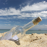 Flaschenpost im Sand