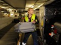 der Flughafen bietet unterschiedlichste Jobs: In der Gepäckannahme ...